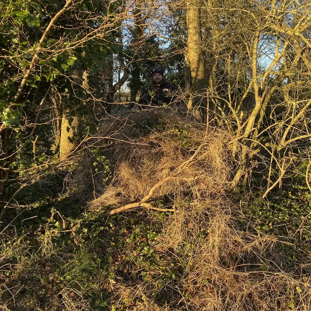 Stargazer Camouflage System erdőben, természetes lombozatba olvadva.