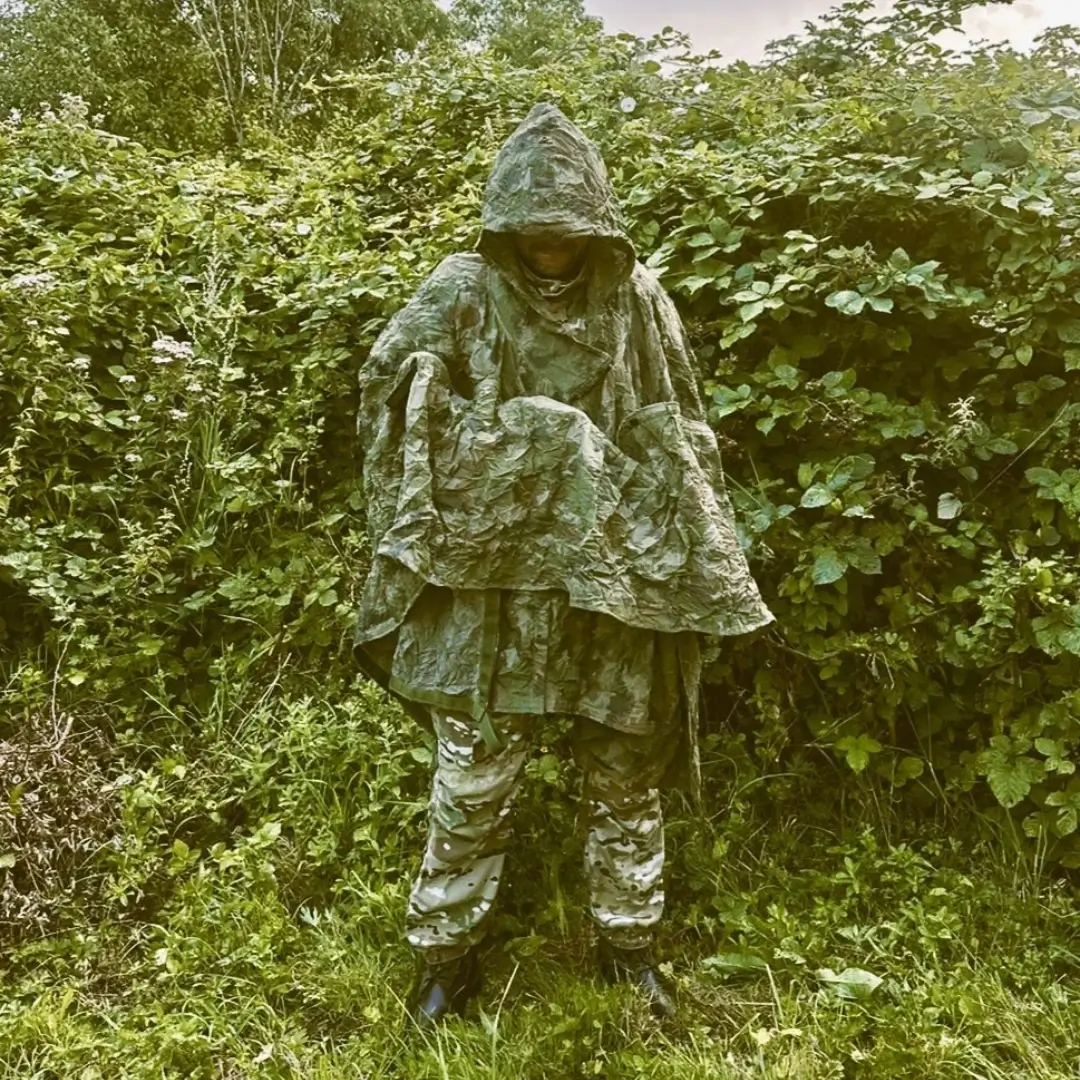 Larva SF Cloak Camouflage kapucňa, predný uhol, splývanie s lístím.
