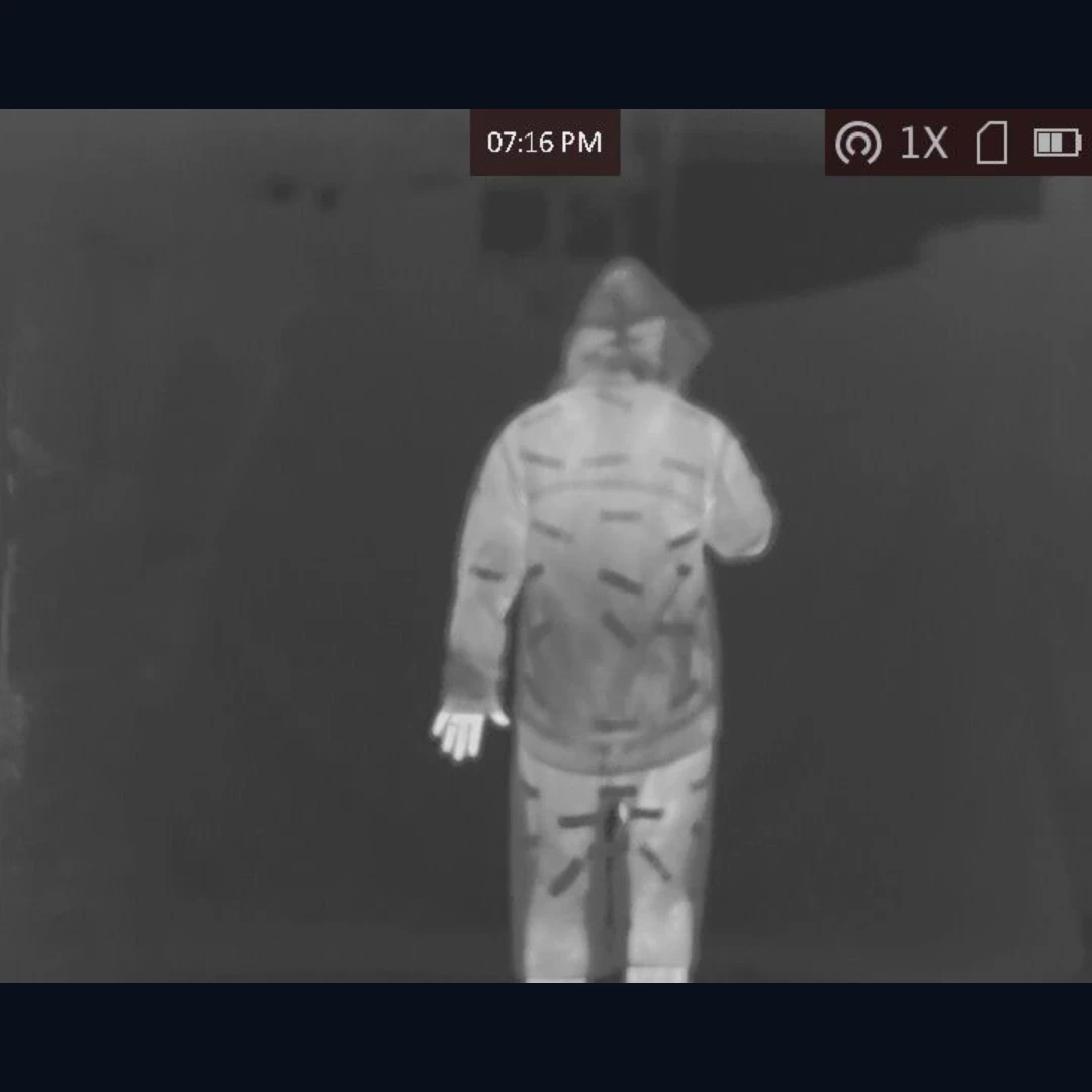 Immagine termica della Ghillie Suit tattica 4M, vista posteriore, mimetizzata.