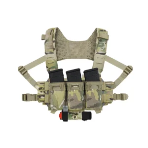 Reaper Rig bruņas priekšējais skats, kamuflāžas raksts, trīs magazīnu kabatas.