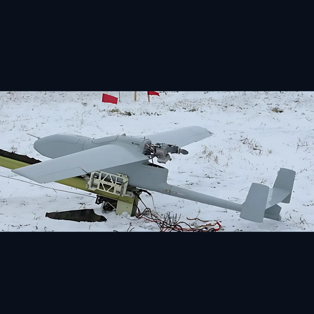 Microflown AVISA Skysentry Surveillance Seitenansicht, graue Drohne auf verschneitem Boden.