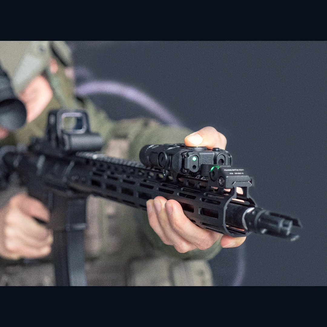 라이플에 장착된 GSCI NOMAD 서베일런스, 클로즈업, 사용 중.